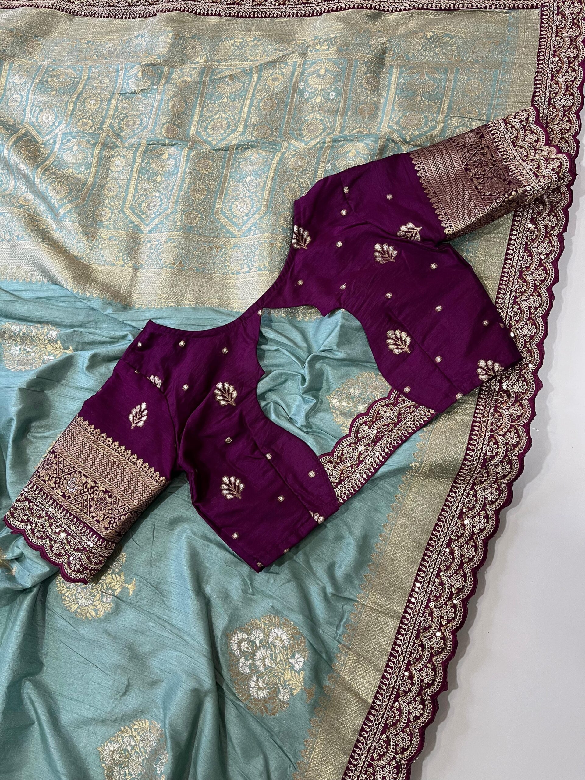 Pure Banarasi Pattu Saree with elegant Weaving flower on all over the saree